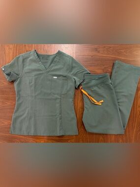 FIGS Women’s V-Neck Scrub Set in Olive Green with Orange Drawstring Size Medium